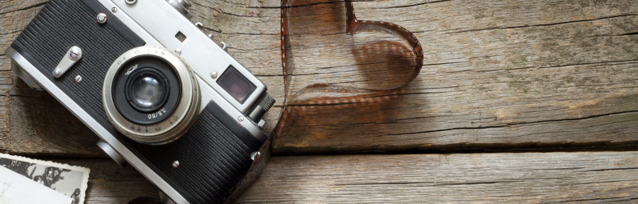 macchina fotografica con pellicola a forma di cuore